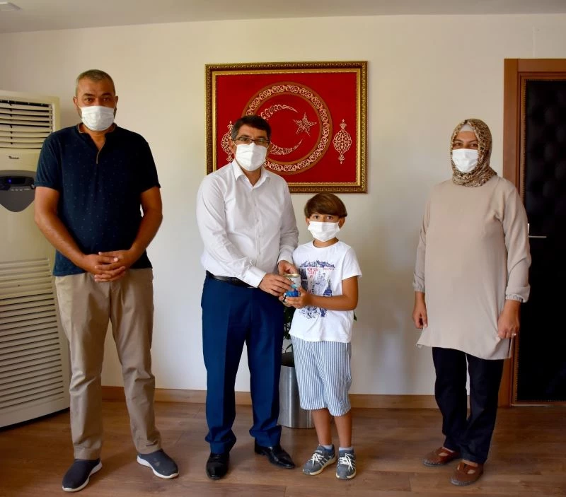 Küçük Muhammet afetzedeler için kumbarasını bağışladı
