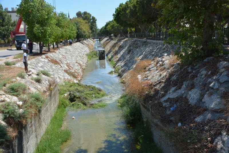 Tarsus’ta dere yatakları temizleniyor
