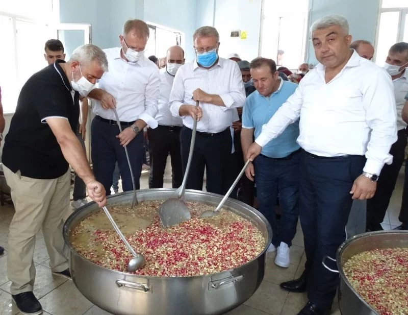 Kutluhallar köyünde 9 yıllık aşure geleneği
