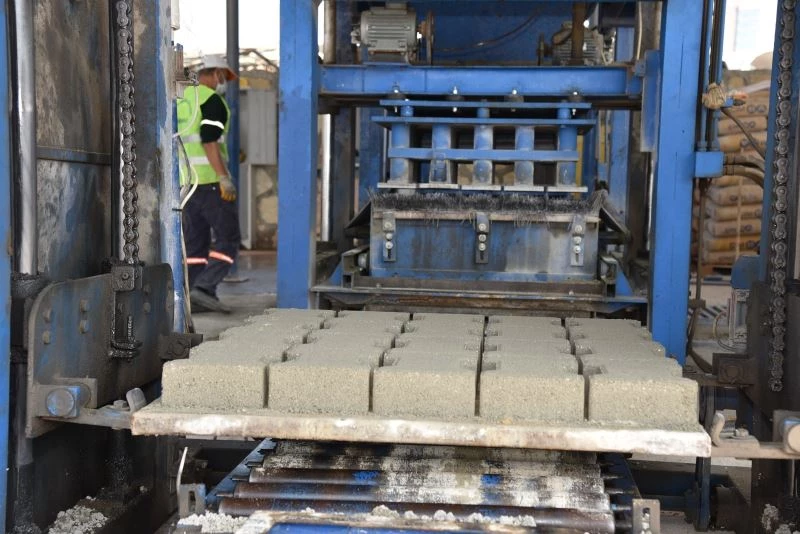 Toroslar Belediyesi kilit parke taşını kendi üretiyor
