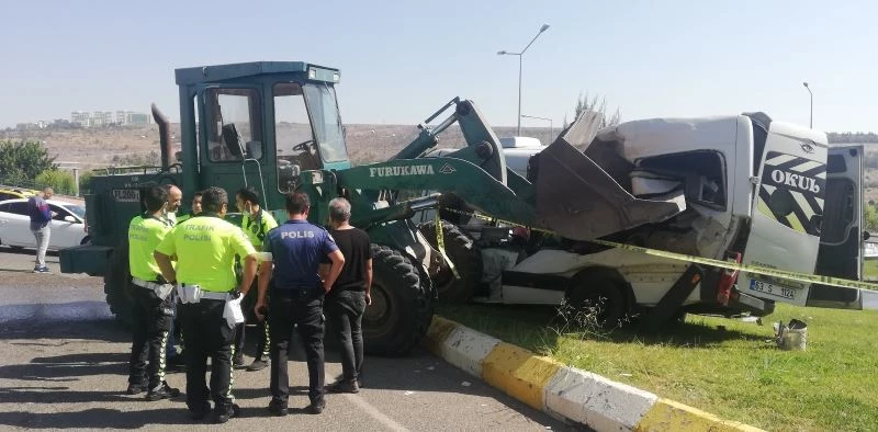 Şanlıurfa’da freni boşalan iş makinesi, öğrenci servis minibüsünü biçti. Çok sayıda yaralının olduğu bölgeye ambulanslar sevk edildi.

