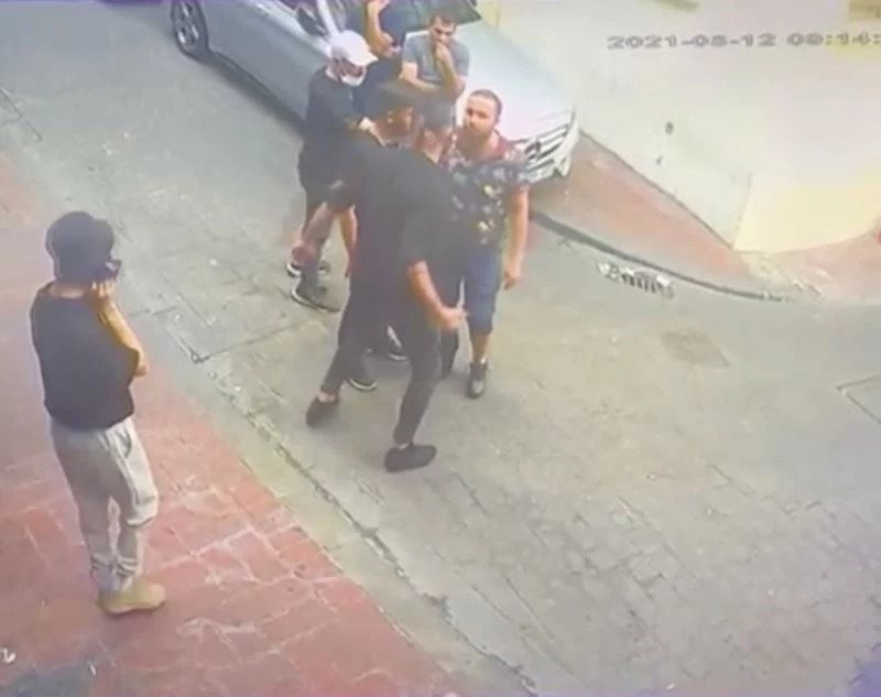 (Özel) Taksim’de dehşet anları: Özür dilemek isterken, tek yumrukla komalık oldu
