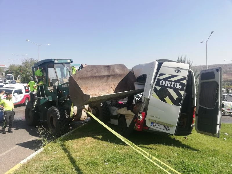 İş makinesi öğrenci servisini biçti: 13 yaralı
