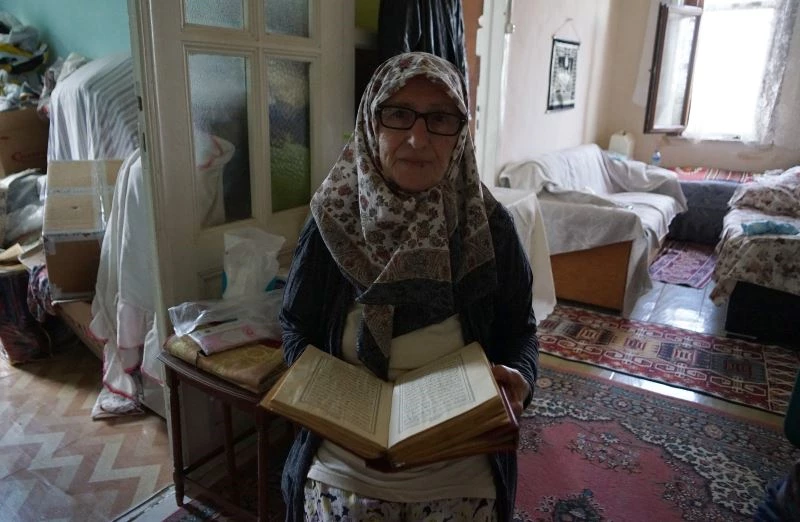 Bingül teyzeye eşinin 35 yıl önce hediye ettiği Kur’an-ı Kerim’i Mehmetçik enkazda buldu
