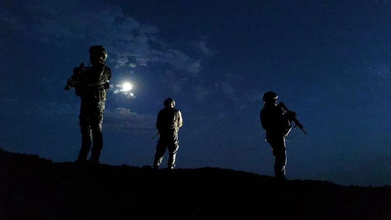 İran sınır hattı zifiri karanlıkta da gözetim altında tutuluyor
