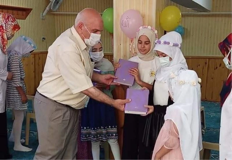 Müftü Köksal, Kur’an kursu öğrencilerine Kur’an-ı Kerim hediye etti
