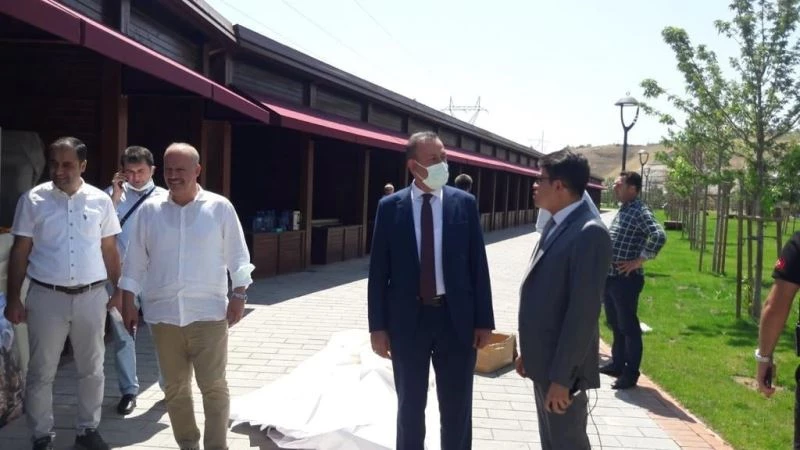 BEÜ Rektörü Elmastaş, 1071 Sultan Alparslan Ahlat Otağındaki çalışmaları inceledi
