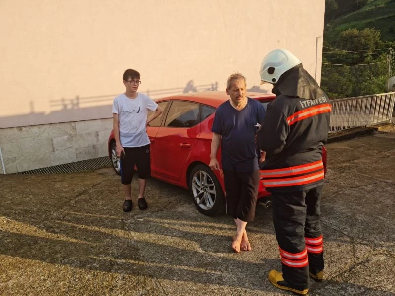 10 metre yüksekliğindeki duvardan çıkamayınca yardım istediler
