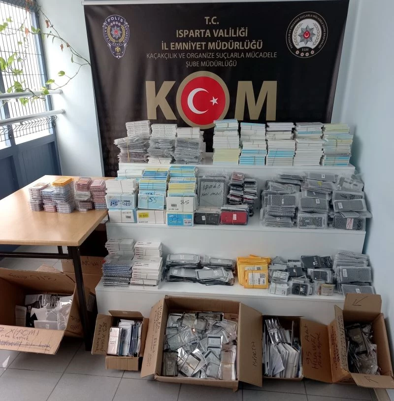 Isparta’da 2 bin 389 adet gümrük kaçağı cep telefonu yedek parçası ele geçirildi
