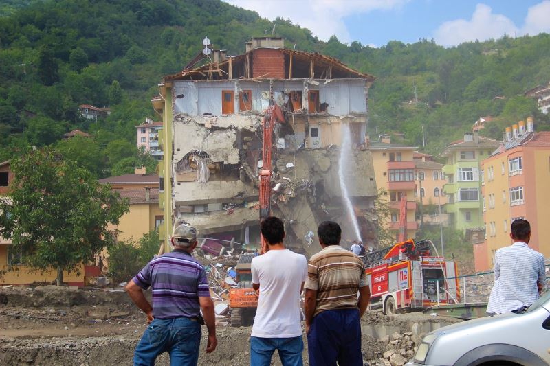 Vatandaşların anılarını geride bırakıp çıktığı o bina yıkılıyor
