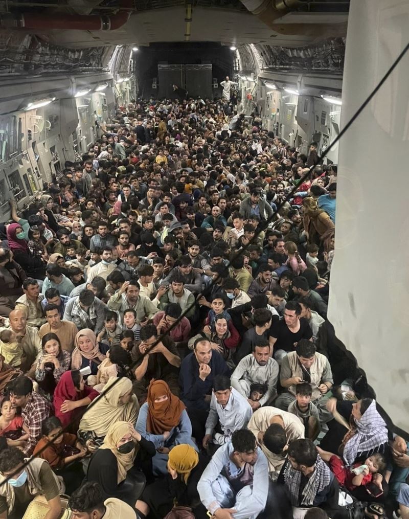 Rusya Araştırmaları Enstitüsü: “ABD’ye ait 150 kişilik uçağa bindirilen 640 Afgan Uganda’ya götürüldü”
