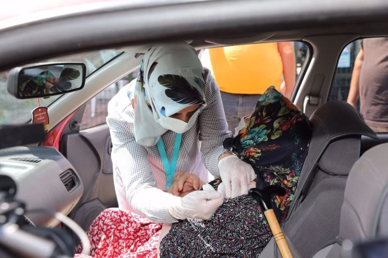 Azime nineden gençlere aşı çağrısı
