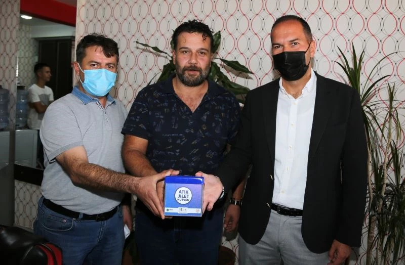 Niğde Belediyesi Berber ve Kuaförlere Atık Jilet Kutusu dağıttı
