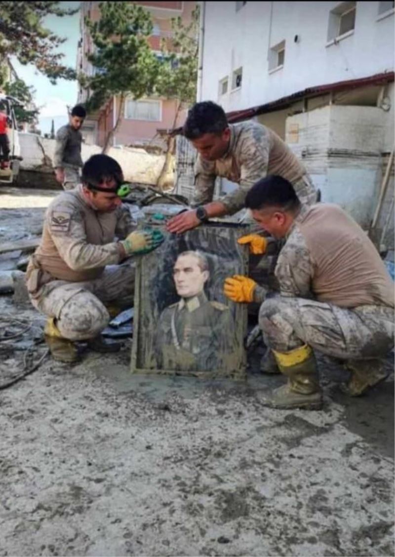 jandarma ekipleri, selde buldukları Atatürk fotoğrafını elleriyle yıkadı
