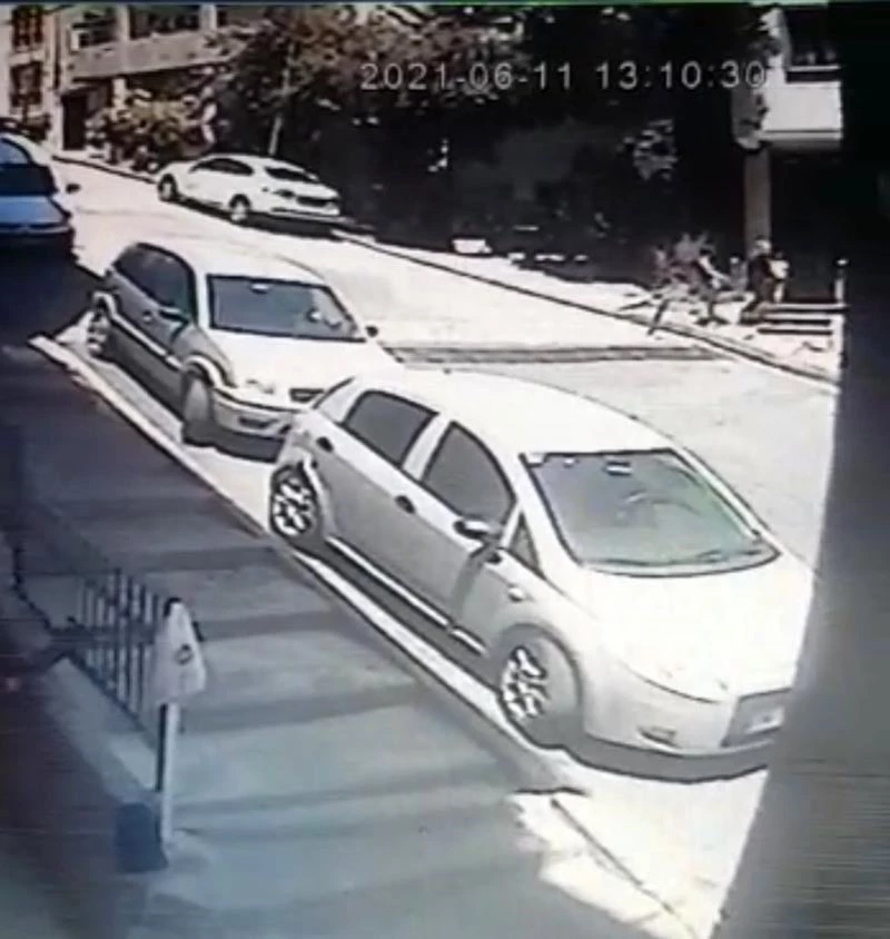 (Özel) İstanbul’da hırsız hamile kadın, minik çocuğun kumbarasını çaldı
