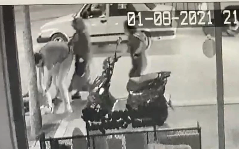 Devrilip sürüklenen motosikletin sürücüsü ve oğlu yaralandı
