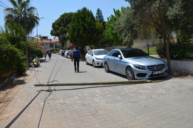 Didim’de fırtına telefon direklerini devirdi
