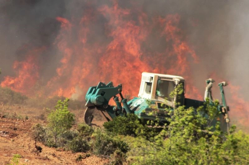 Alevlerle savaştı, geçit vermedi
