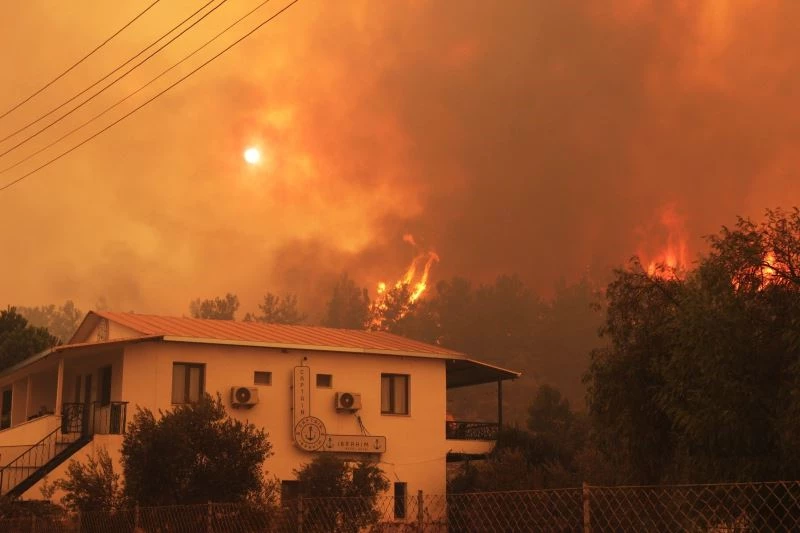 Dizi çekimlerinin yapıldığı turistik Çökertme Mahallesi alevlere teslim oldu
