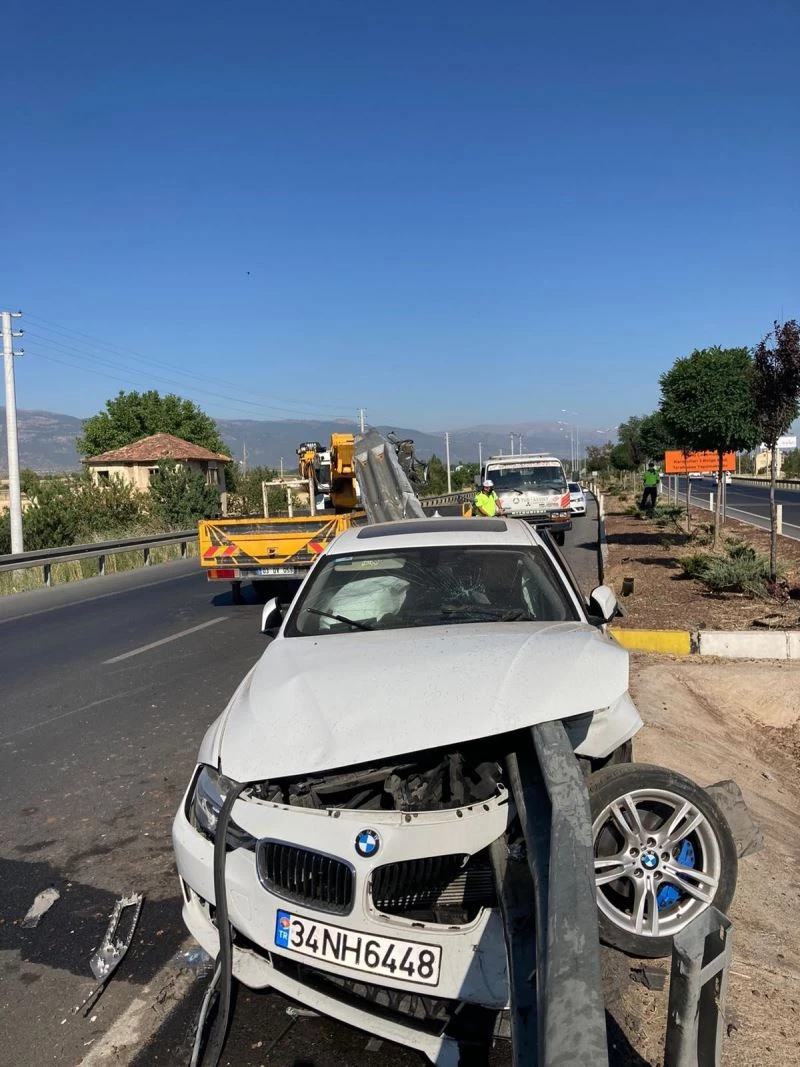 Bariyer demiri otomobili delip geçti: 3 yaralı
