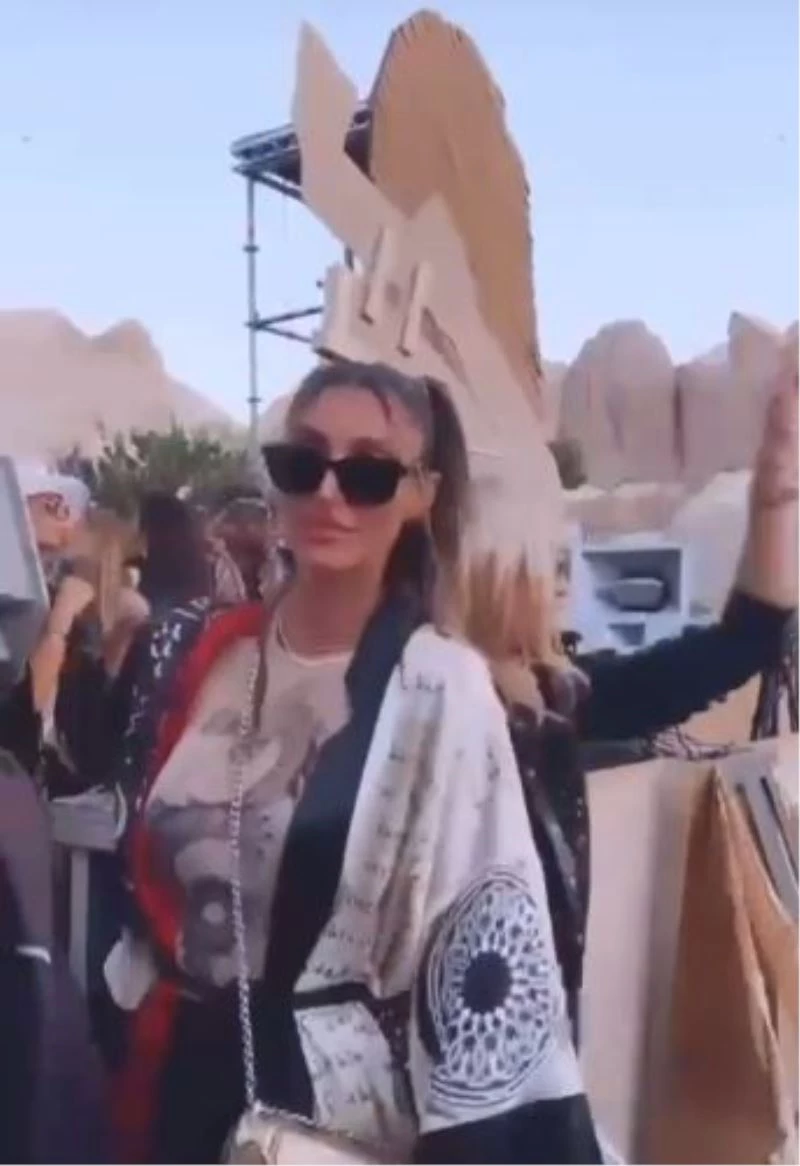 Türkiye güzeli önce eğlendi, ardından yangınlar için yardım istedi
