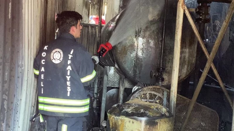 Kimyasal maddelerin bulunduğu fabrika alevlere teslim oldu
