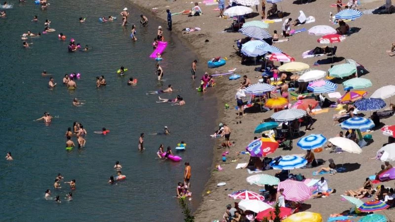 Hava sıcaklığı 28 dereceye ulaştı, vatandaş plaja akın etti
