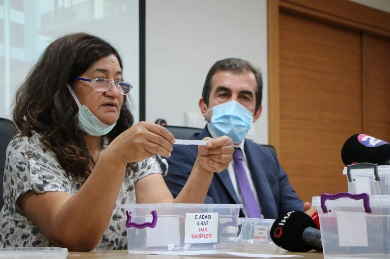 Elazığ’da 285 depremzede daha çekilen kura ile evlerine kavuştu
