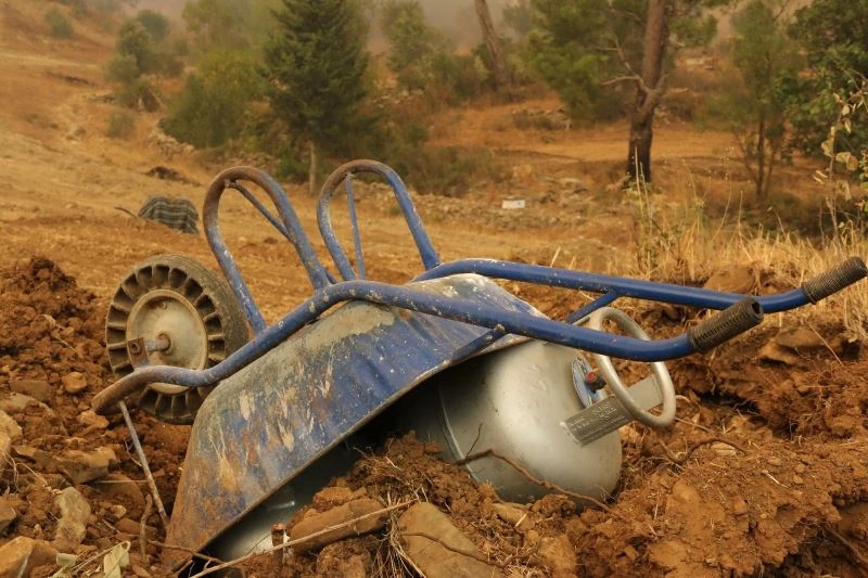 Alevler mahalleyi sarınca evde bulunan tüpleri el arabasının altında korudular
