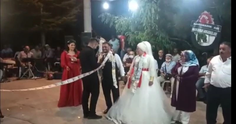 Isparta’da arkadaşlarından damada üzerinde 2 bin lira olan 50 metrelik kurdele
