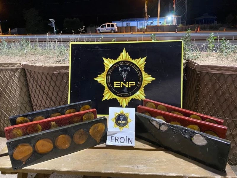 Ele geçirdikleri eroin maddesiyle ‘aşı ol’ yazıp, çağrıda bulundular
