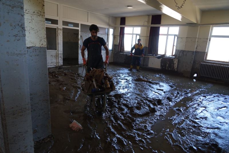 1 hafta sonra tadilata girecek olan Özlüce Ortaokulu’da selde büyük hasar aldı

