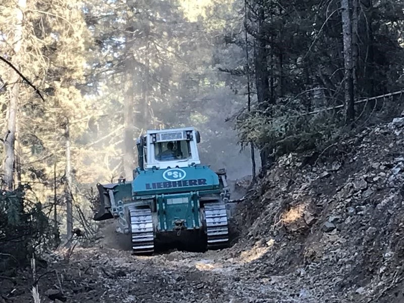 Yanan kökleri tek tek bulup söndürüyorlar
