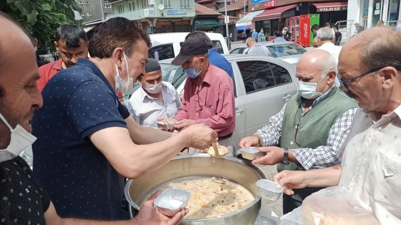 Devrekli esnaf vatandaşlara aşure ikramında bulundu
