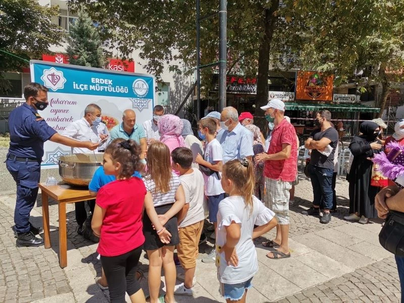 Erdek’te Müftülükten vatandaşa aşure ikramı
