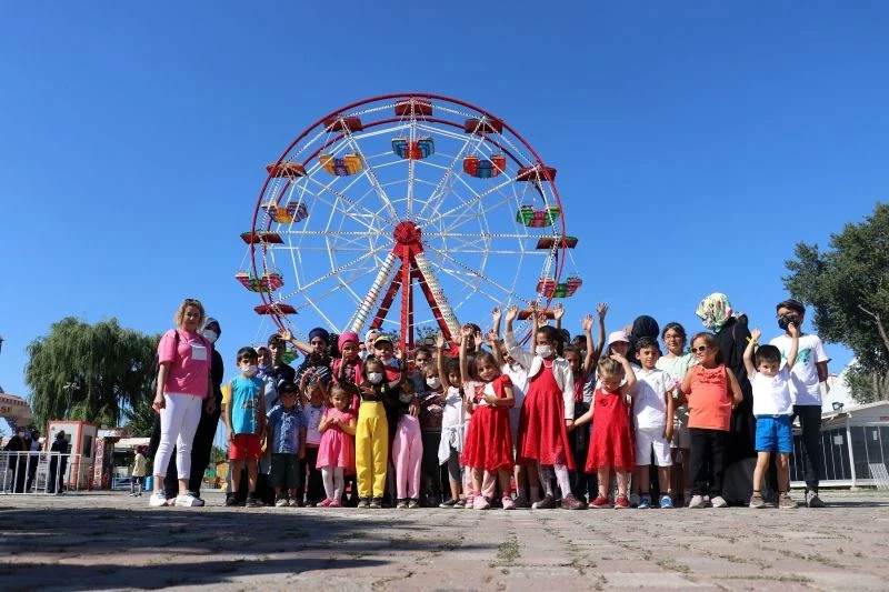Çocuklara lunaparkta ücretsiz eğlence
