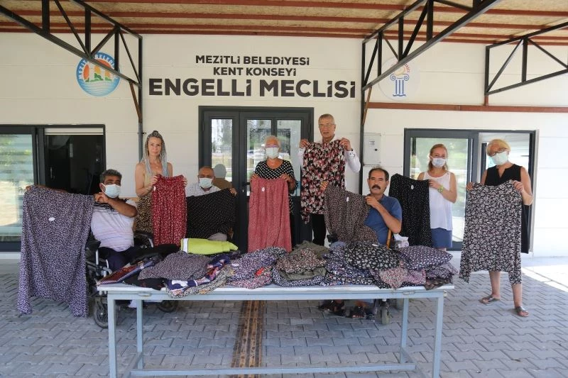 Mezitli’de yaşayan engelliler, afet bölgesindeki kadınlar için şalvar dikti
