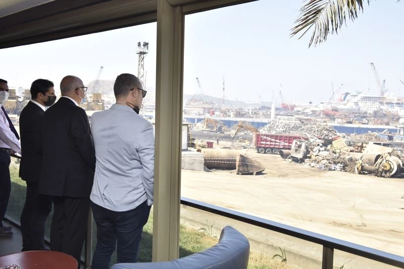 Rektör Ataç ve beraberindeki heyet gemi söküm tesislerini inceledi
