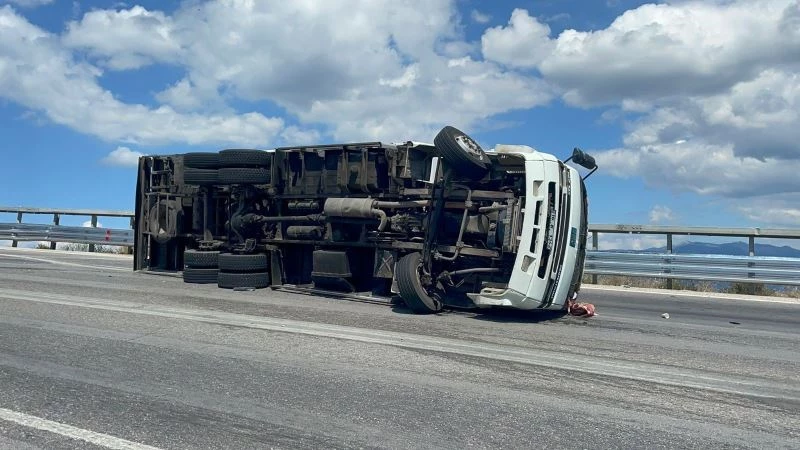 Bursa’da yokuş aşağı ilerleyen kamyon devrildi
