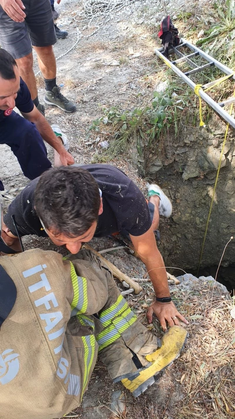 Fotoğraf çektirmek isterken definecilerin kazdığı çukura düştü
