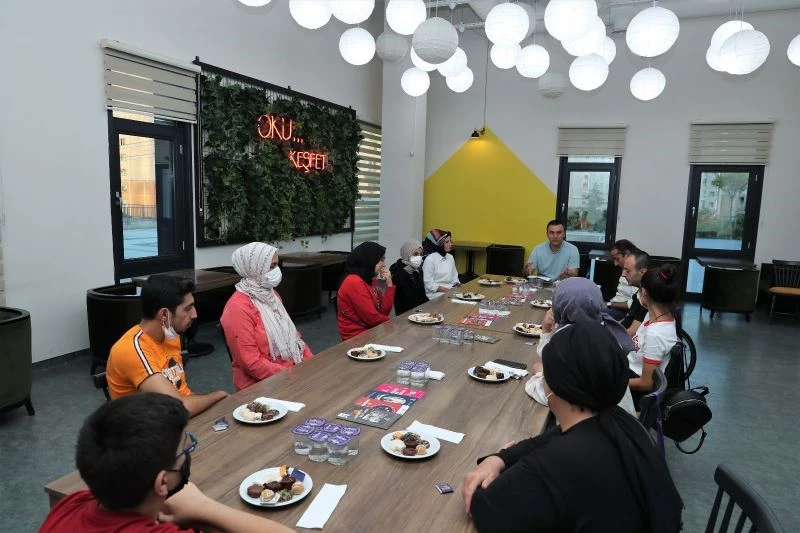 Biz bize okuyoruz tarihin derinliklerine indi
