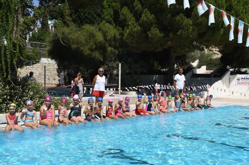 Kuşadalı miniklerin yaz tatili sporla renkleniyor
