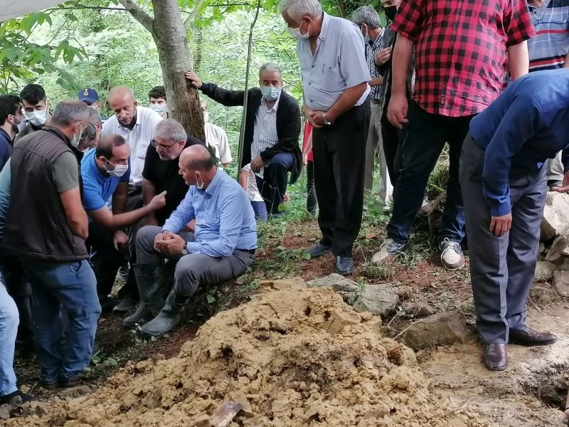 Sel sularına kapılıp hayatını kaybeden anaokulu öğretmeni toprağa verildi
