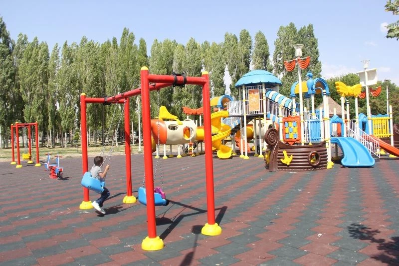 Van Büyükşehir Belediyesi parklardaki oyun gruplarını yeniledi
