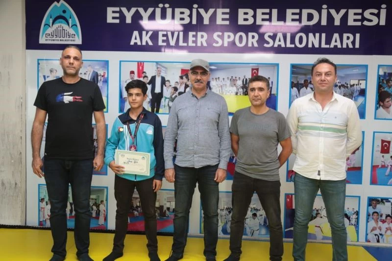 Başkan Kuş şampiyon sporcuyu ödüllendirdi
