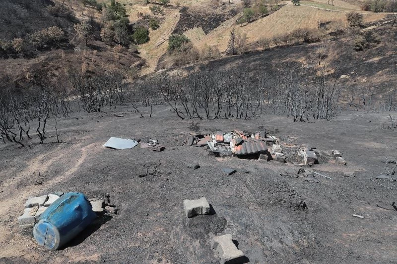 Yangında samanları ve arı kovanları küle dönen iki çiftçiye yardım eli
