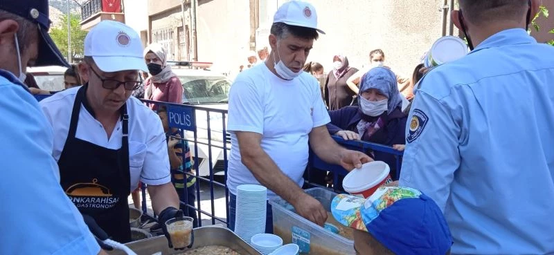 Afyonkarahisar Belediyesinin aşure dağıtımında istenmeyen görüntüler
