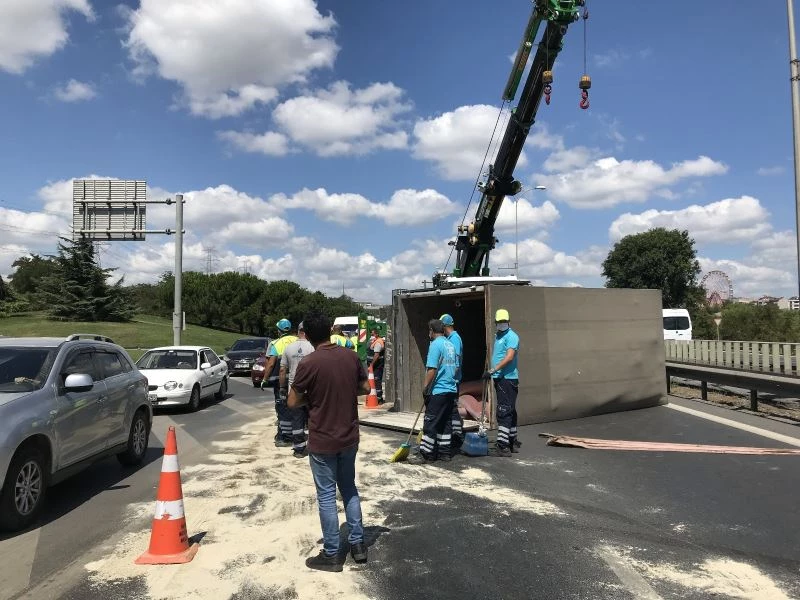 Esenler’de nakliye kamyoneti yola devrildi: 1 yaralı
