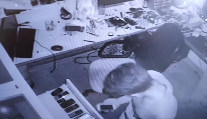 Çekmecede telefonları gören hırsız hangisini çalacağına karar vermede zorlandı
