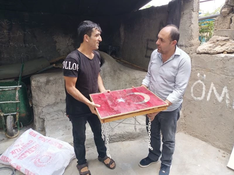 Yerde bulduğu bayrağı sanat eseri bir tabloya çevirerek şehit yakınlarına hediye etti

